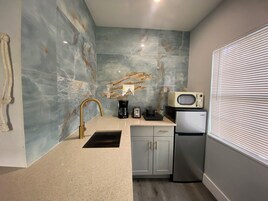 Frigobar, microondas, utensilios de cocina