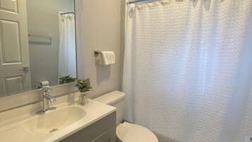 Appartamento Standard | Bagno | Doccia, doccia idromassaggio, asciugacapelli, asciugamani