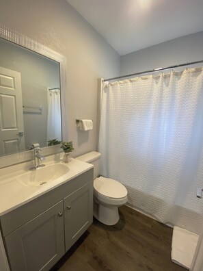 Standard Apartment | Bathroom | Shower, hydromassage showerhead, hair dryer, towels - Bella Breeze (Sanford)
