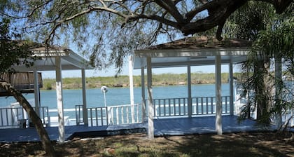Texas themed cabin with a Shared fishing pier Not waterfront