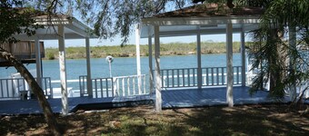 Texas themed cabin with a Shared fishing pier Not waterfront
