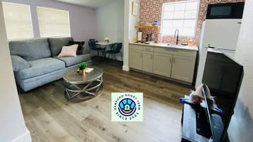 Apartemen Standar | Area keluarga | Televisi LCD 42-inci dengan saluran TV digital dan Netflix