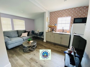 Apartamento standard | Área de estar | TV LCD 42 polegadas com canais digitais, Netflix, serviços de streaming