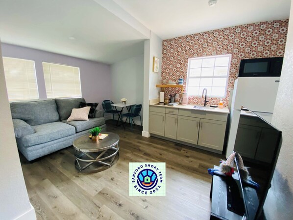 標準公寓 | 起居區 | 42-吋 LCD 液晶電視、數位頻道、Netflix、串流服務