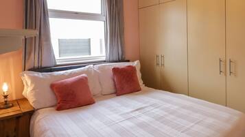 2 dormitoris, decoració individual i mobiliari individual