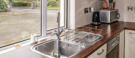 Dishwasher, electric kettle, toaster, cookware/dishes/utensils