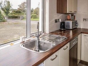Dishwasher, electric kettle, toaster, cookware/dishes/utensils - Shore Road (Culdaff)