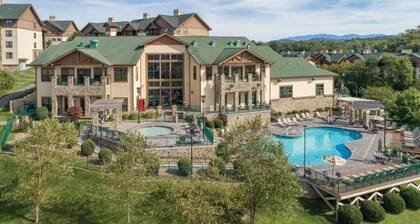 2Bed/2Bath - Smoky Mountains Retreat! Gorgeous Views, Pools, + More!
