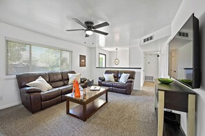 TV, video games, offices - Home in Kanab with Game Room. Sleeps 10, Pets OK! (Kanab)