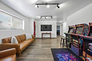 Games room - Home in Kanab with Game Room. Sleeps 10, Pets OK! (Kanab)