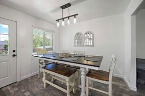 Dining - Home in Kanab with Game Room. Sleeps 10, Pets OK! (Kanab)