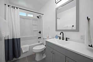 Bathtub, hair dryer, towels, shampoo - Home in Kanab with Game Room. Sleeps 10, Pets OK! (Kanab)