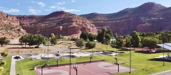 Home in Kanab, Utah with amazing Game Room! Sleeps 10, Pets OK!