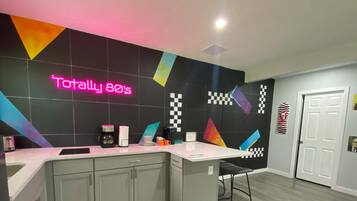 ์คํ ๋ค๋ ์ํํธ | ๊ฑฐ์ค ๊ณต๊ฐ | ๋์งํธ ์ฑ๋ ์์ฒญ์ด ๊ฐ๋ฅํ 48์ธ์น LCD TV, ๋ทํ๋ฆญ์ค, ์คํธ๋ฆฌ๋ฐ ์๋น์ค