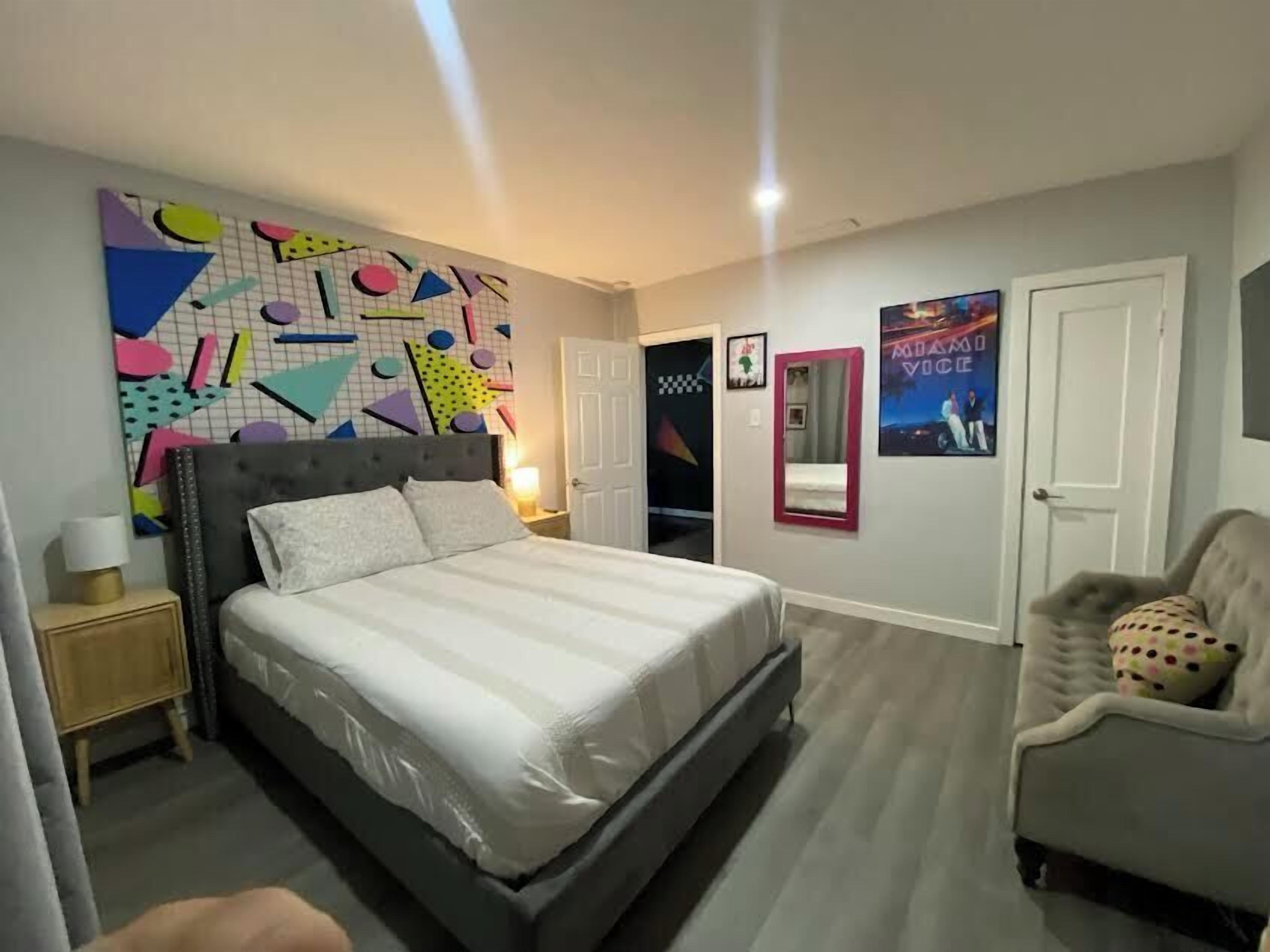 办公桌、免费 WiFi