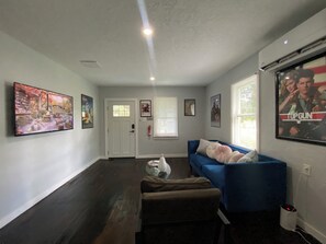 48-inch LCD TV with digital channels, Netflix, streaming services - Totally 80's (Sanford)