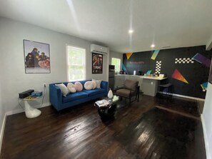 48-inch LCD TV with digital channels, Netflix, streaming services - Totally 80's (Sanford)