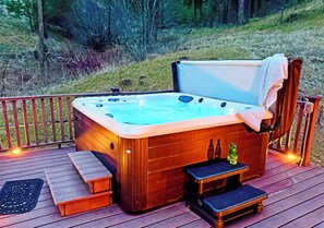 Outdoor spa tub - Quaking Aspens Retreat near Mt. Rainer, Whitepass Ski Area (Naches)