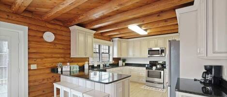 Réfrigérateur, micro-ondes, grille-pain