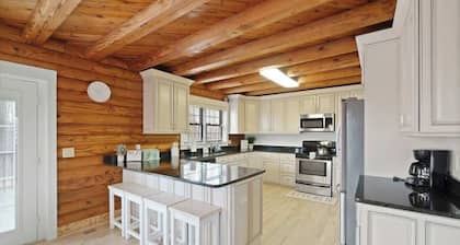 King Bed - RecRoom - Huge Cabin