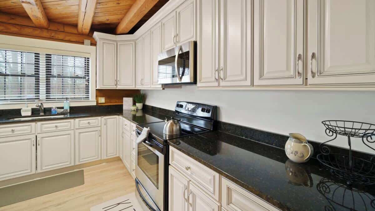 Refrigerador, microondas, tostadora y utensilios de cocina 