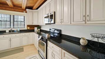 Refrigerador, microondas, tostadora y utensilios de cocina