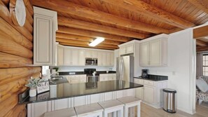 Geladeira, micro-ondas, torradeira