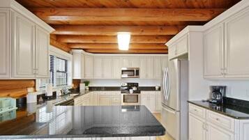 Refrigerador, microondas, tostadora y utensilios de cocina