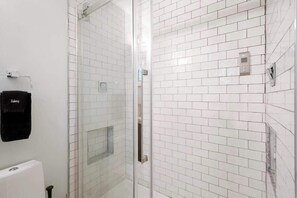 Doccia, asciugacapelli, asciugamani, shampoo