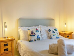 4 bedrooms, free WiFi, bed sheets - Longbeach meets all your needs for a coastal family retreat. (Beadnell)