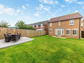 Outdoor dining - Longbeach meets all your needs for a coastal family retreat. (Beadnell)