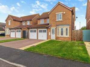 Exterior - Longbeach meets all your needs for a coastal family retreat. (Beadnell)