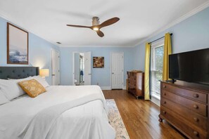 4 chambres, bureau, fer et planche à repasser, lit de bébé portatif