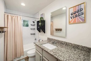 Shower, hair dryer, towels, shampoo - Comfy cozy laid back cottage (Charlotte)