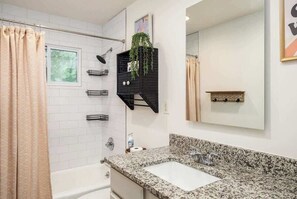 Shower, hair dryer, towels, shampoo - Comfy cozy laid back cottage (Charlotte)