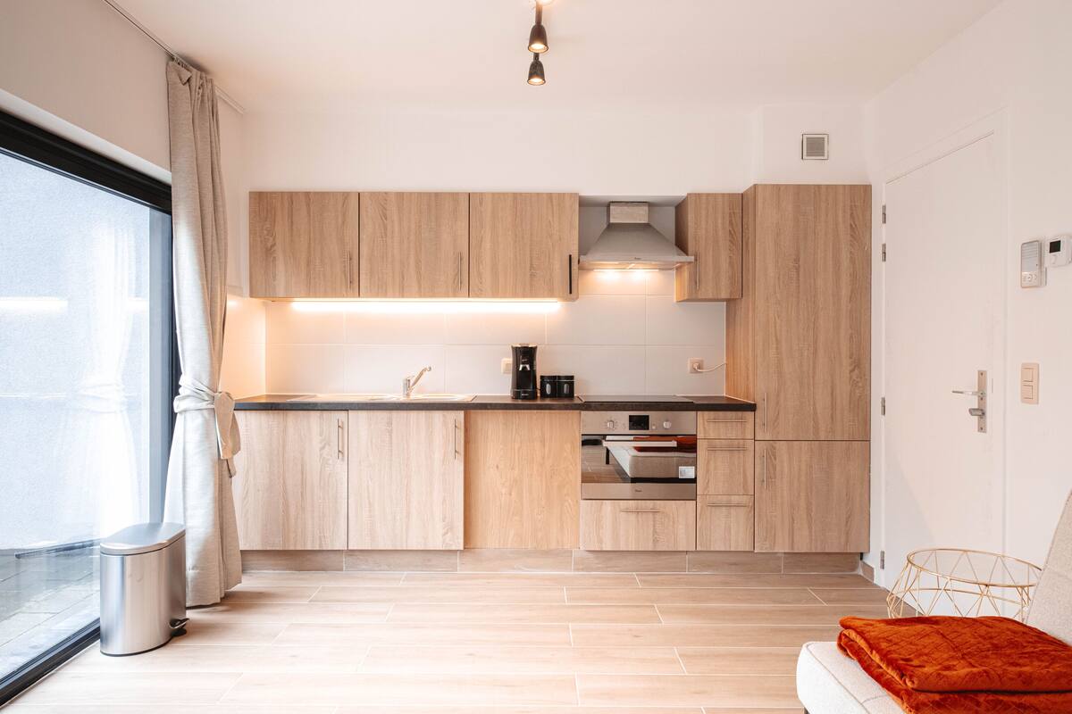 deluxe studio | living area | flat-screen tv