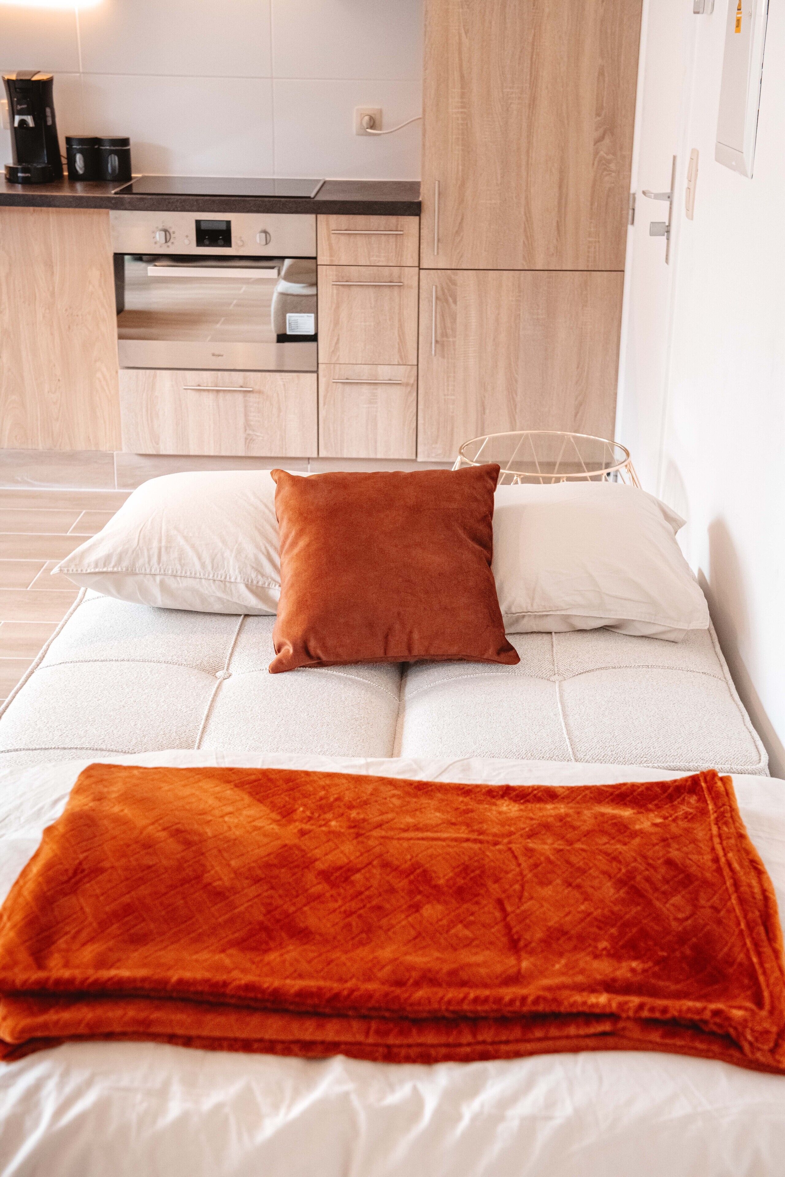 deluxe studio | living area | flat-screen tv