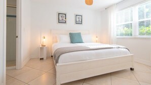 8 soverom, skrivebord, strykejern/-brett og reiseseng for barn