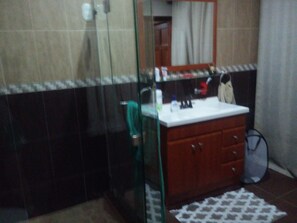Basic Double Room | Bathroom | Towels - Casa Montoco  (Managua)
