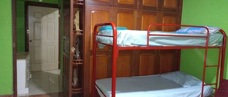 Family Shared Dormitory | Down duvets, desk, laptop workspace, free WiFi