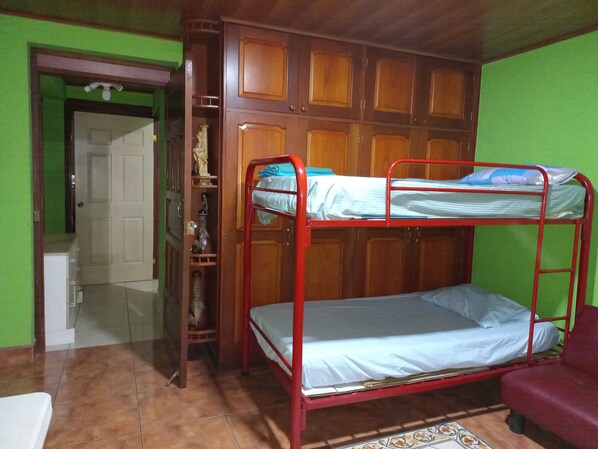 ห้องพักรวมสำหรับครอบครัว | 1 ห้องนอน, ผ้านวมขนเป็ด, โต๊ะทำงาน, พื้นที่ทำงานแบบใช้แล็ปท็อป