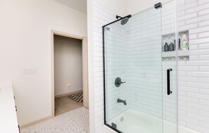 Combined shower/tub, hair dryer, towels