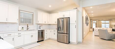 冷蔵庫、電子レンジ、オーブン、コンロ