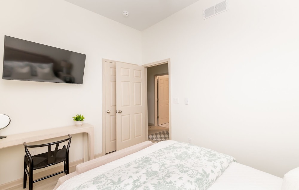 Heart of The Highlands | 5BR 4BA w/HotTub +Parking - Louisville | Vrbo