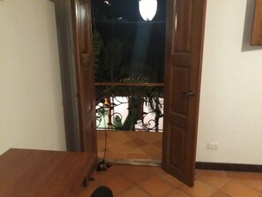 Presidential Room | Down duvets, desk, laptop workspace, free WiFi - Casa Carambolo (Cali)