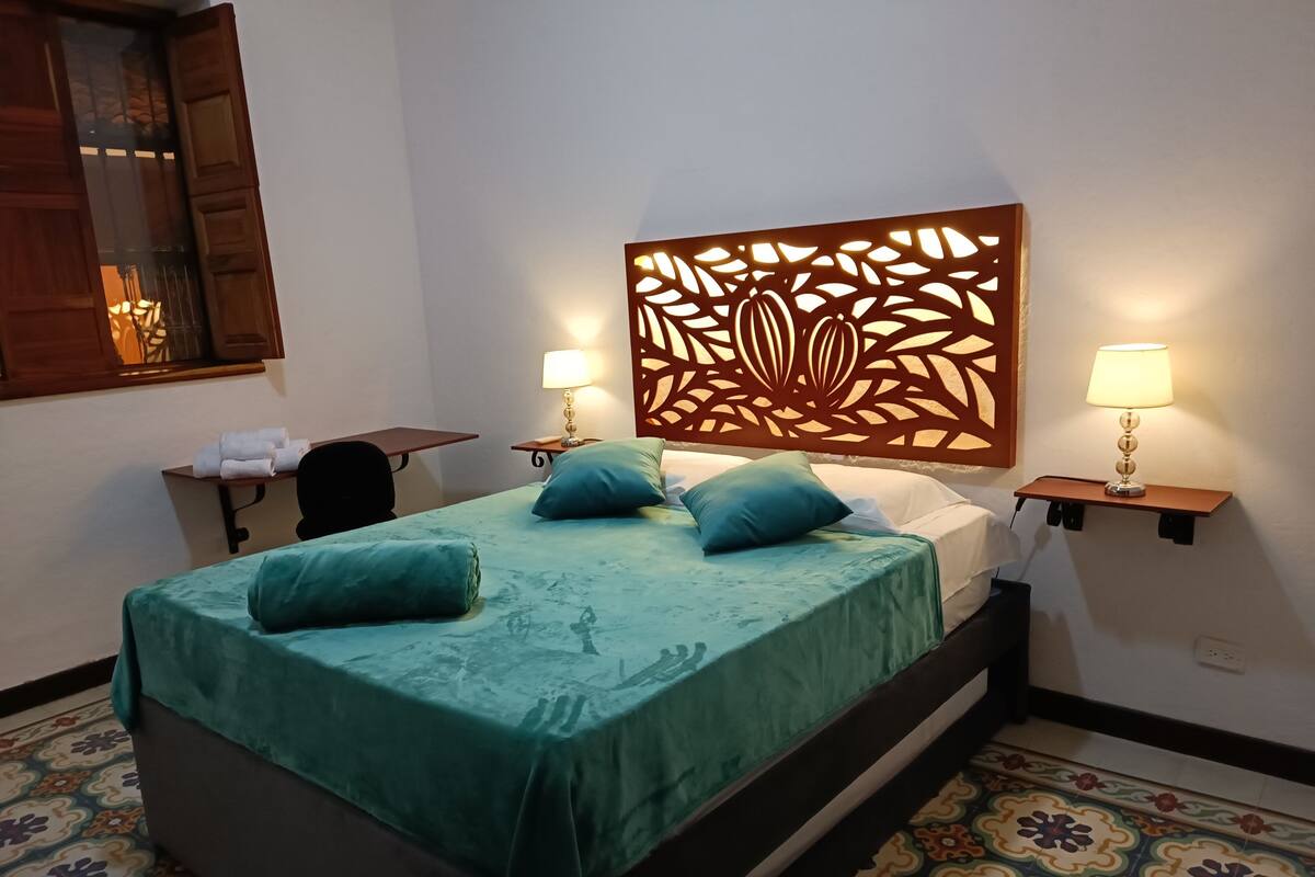 Quarto luxo | Edredons de pluma, escrivaninha, espaço de trabalho para notebook