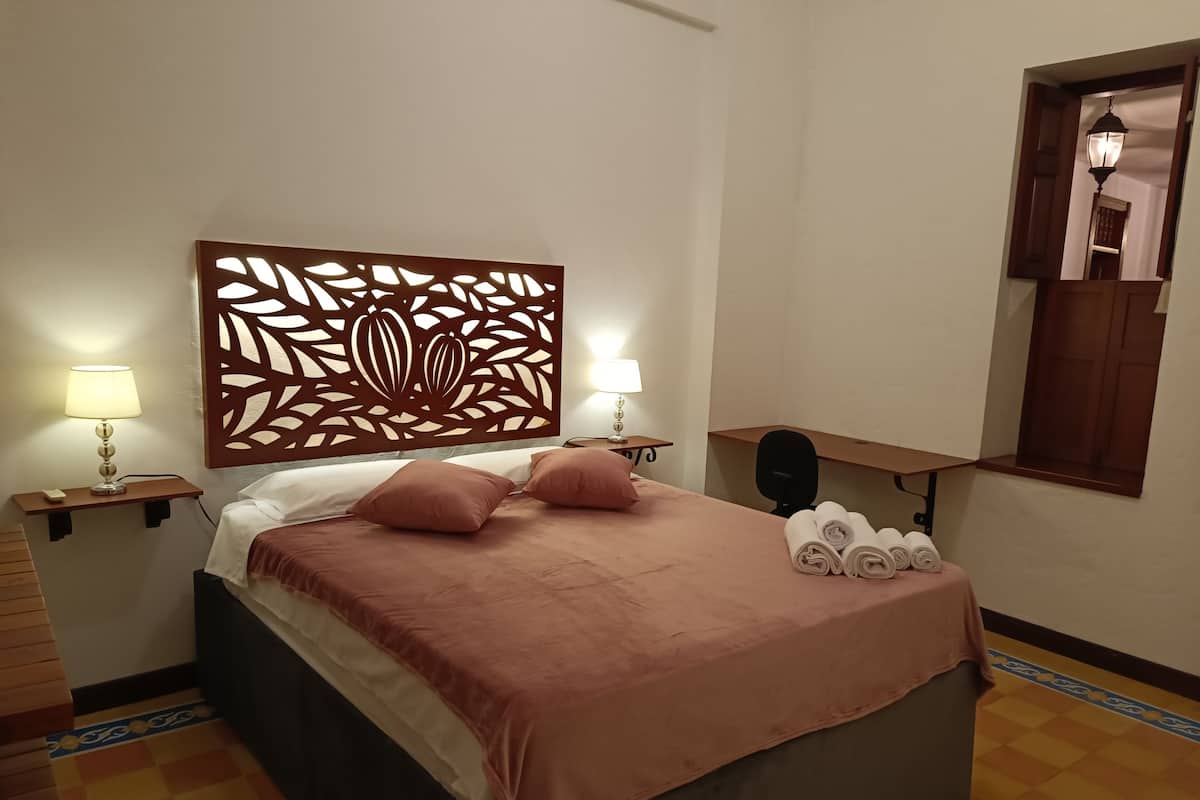 Quarto casal premium | Edredons de pluma, escrivaninha, espaço de trabalho para notebook