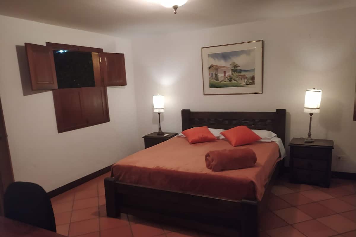 Quarto presidencial | Edredons de pluma, escrivaninha, espaço de trabalho para notebook