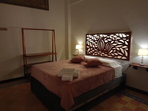 Premium Double Room | Down duvets, desk, laptop workspace, free WiFi - Casa Carambolo (Cali)