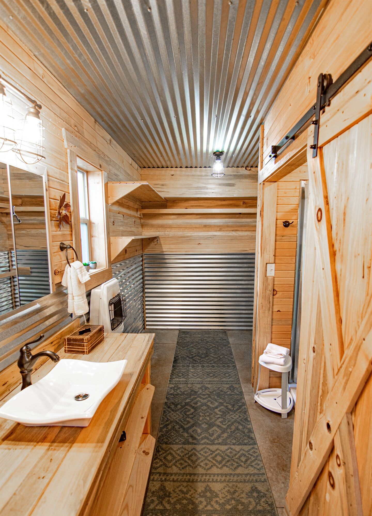 Combined shower/bathtub, hair dryer, towels